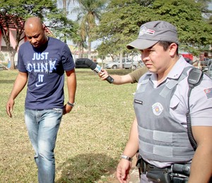 Fabiano Larangeira, gestor do Noroeste, deixa clube escoltado pela polícia (Foto: Patrícia Lacerda / Ag. Bom Dia)