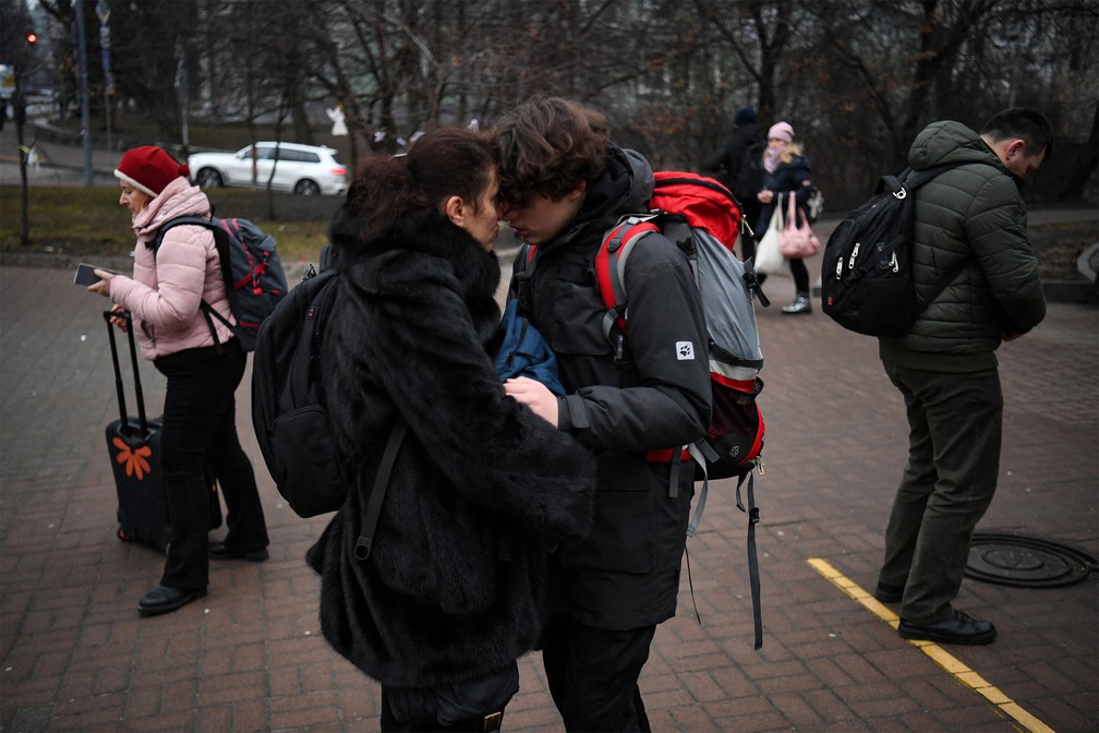 Pessoas se abraçam do lado de fora de uma estação de metrô em Kiev, nesta quinta-feira (24) — Foto: Daniel Leal/AFP