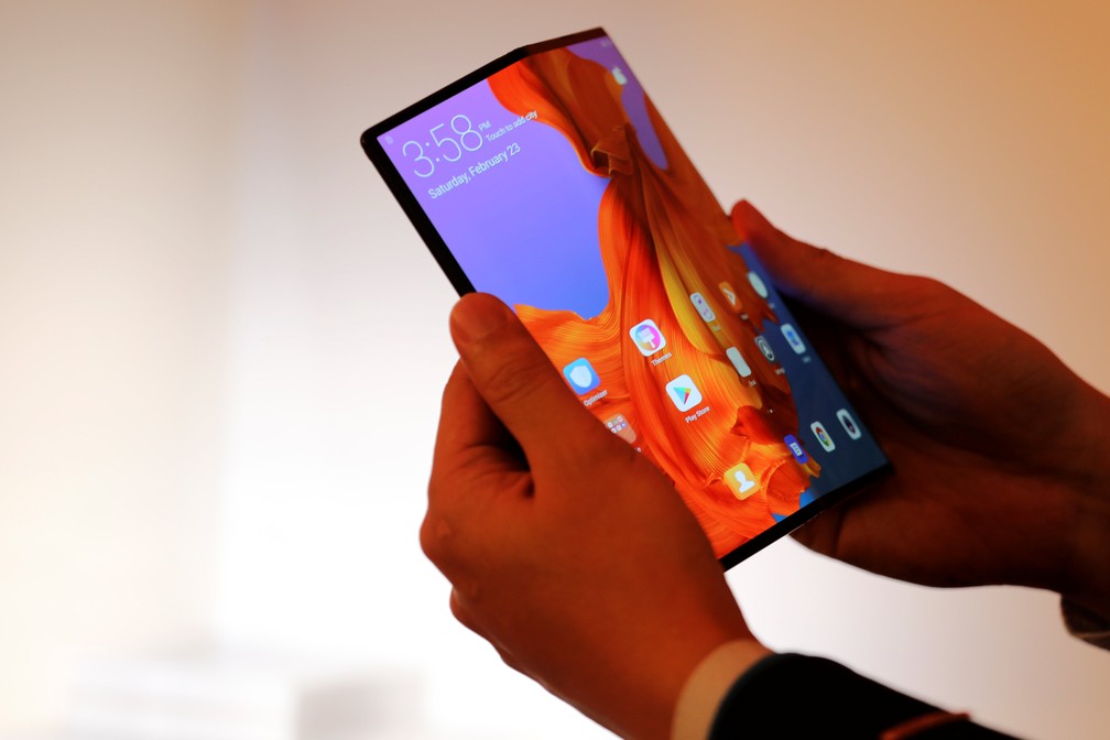 Lançado às vésperas da Mobile World Congress, em Barcelona, Mate X é o celular dobrável da Huawei — Foto: Sergio Perez/Reuters