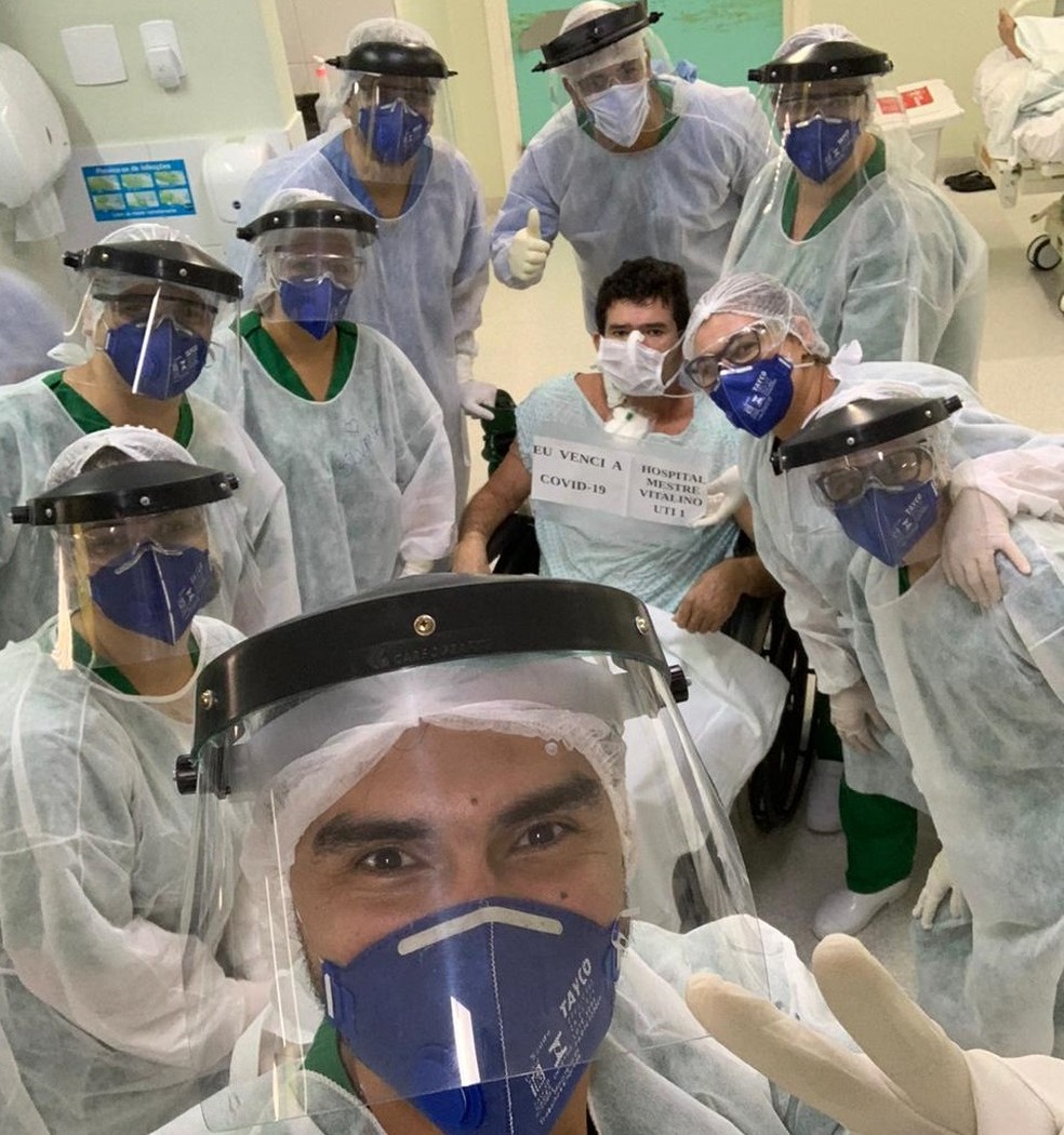 Paciente recebeu alta da UTI, no Hospital Mestre Vitalino, em Caruaru — Foto: HMV/Divulgação