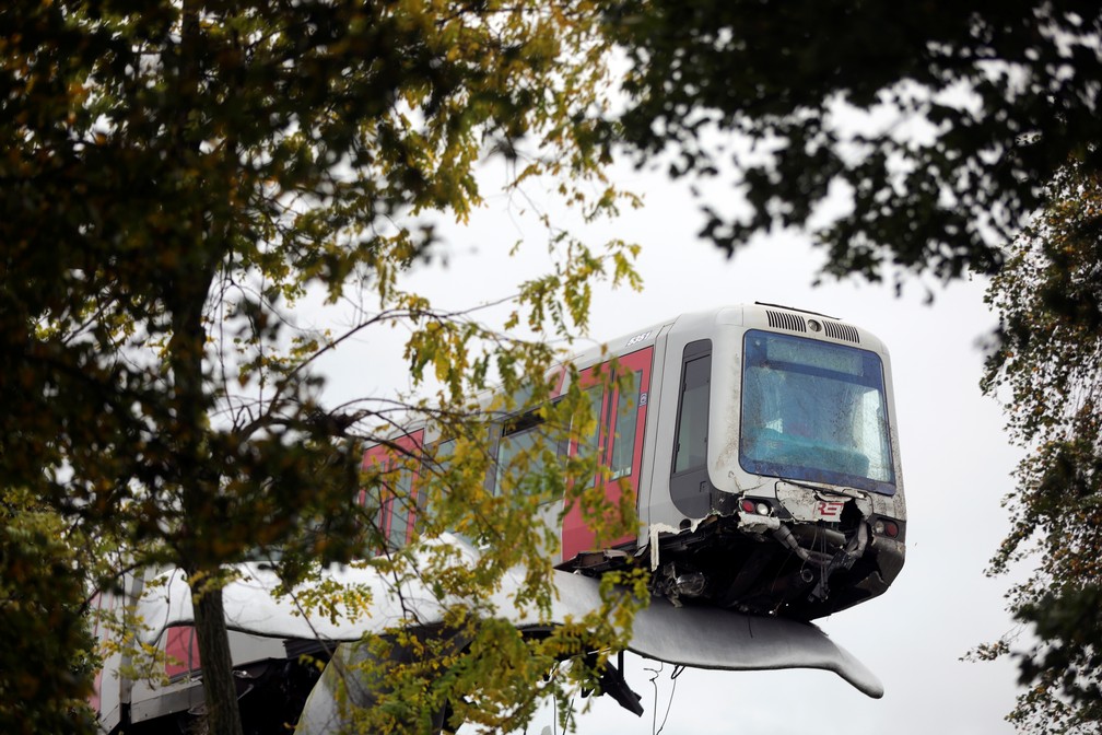 Imagem do trem que quase caiu em Roterdã, em 2 de novembro de 2020 — Foto: Eva Plevier/Reuters