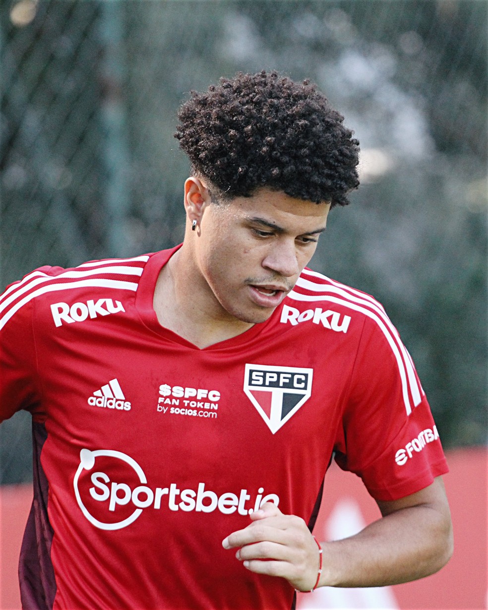 Gabriel Sara, em recuperação, corre no CT do São Paulo — Foto: São Paulo FC