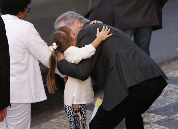 Roberto Justus ganha beijo e abraço de Rafinha (Foto: Renato Vaz / AgNews)