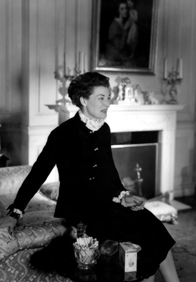 Mrs. Harrison Williams, seated in her living room, wearing a 1938 two piece velvet Chanel dress with white ruffles. (Photo by John Rawlings/Condé Nast via Getty Images) (Foto: Conde Nast via Getty Images)