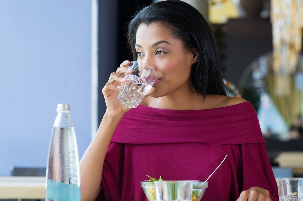 É bom beber água depois de comer?