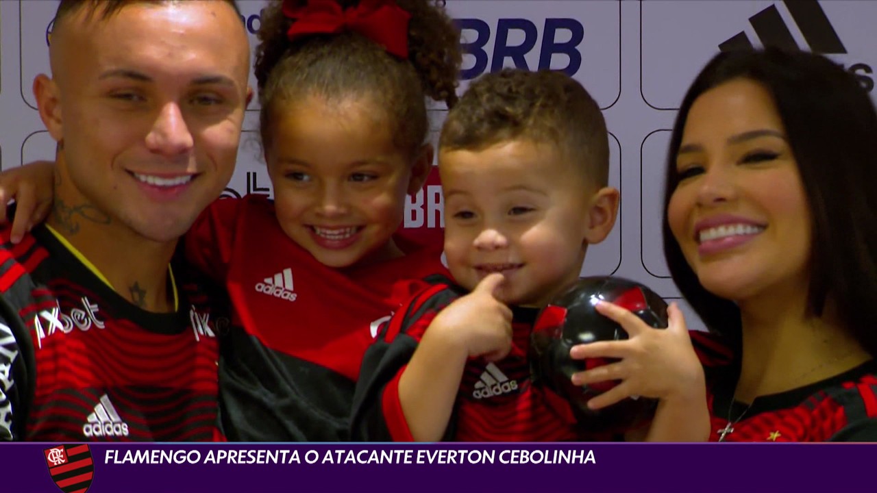 Flamengo apresenta o atacante Everton Cebolinha