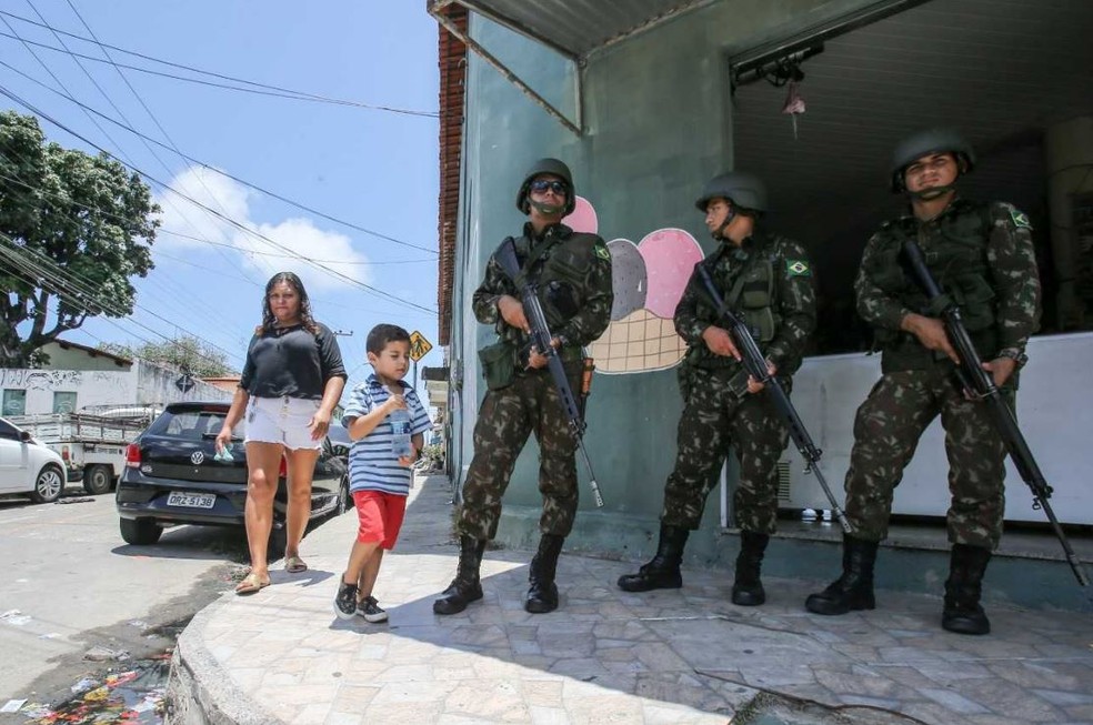 No primeiro turno das eleições no Ceará, cinco municípios receberam reforço na segurança de tropas federais.  — Foto: Helene Santos
