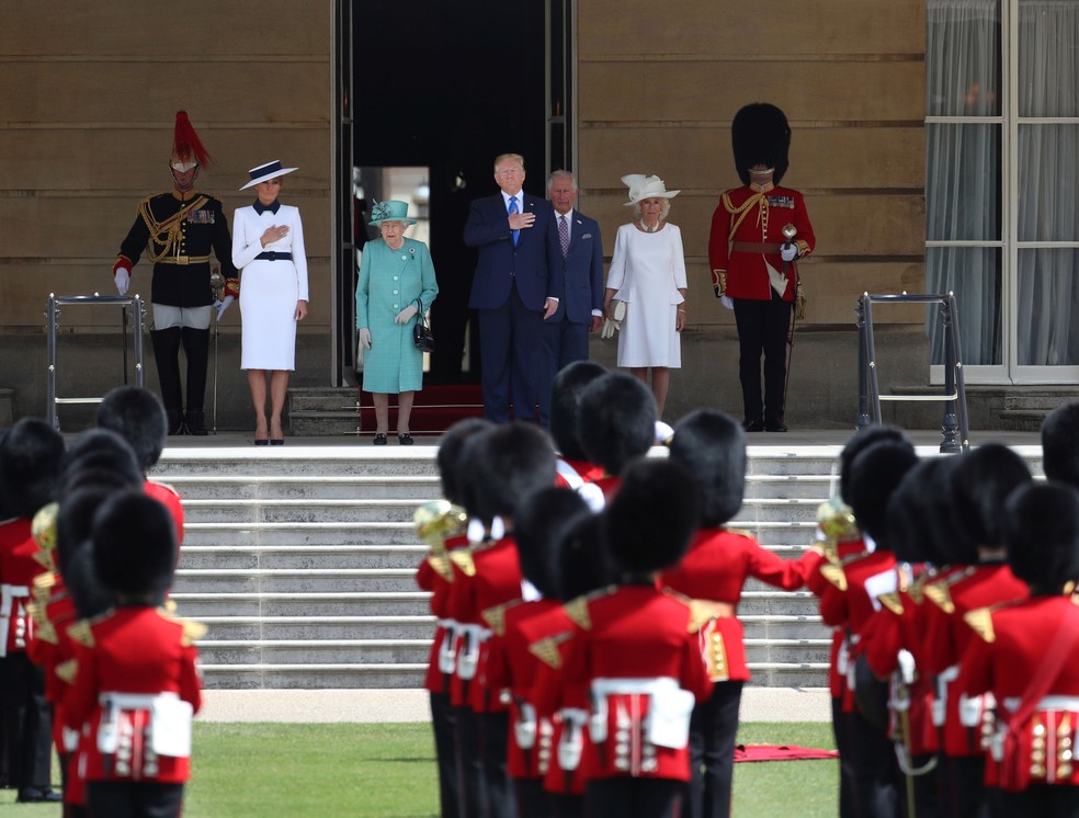 Presidente dos EUA, Donald Trump, e a primeira-dama, Melania Trump, participam de uma cerimÃ´nia de boas-vindas no PalÃ¡cio de Buckingham, em Londres, nesta segunda-feira (3) â Foto: Simon Dawson / Reuters