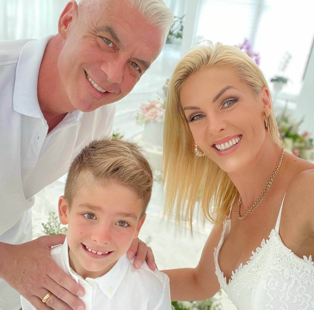 Alexandre com os pais, Ana Hickmann e Alexandre Corrêa (Foto: Reprodução / Instagram )
