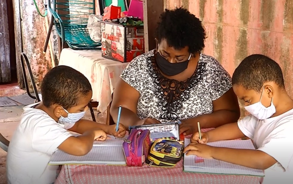 Seis irmãos estudam dividindo o único celular da mãe, em Itumbiara  — Foto: Reprodução/TV Anhanguera