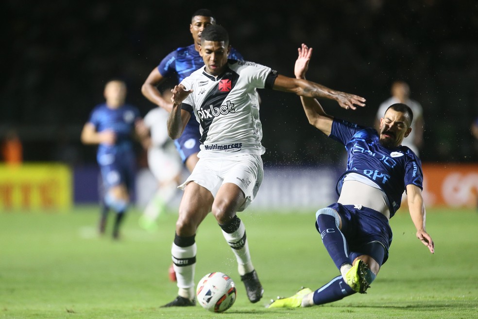 Raniel desperdiçou duas grandes chances e saiu vaiado — Foto: Daniel RAMALHO/VASCO