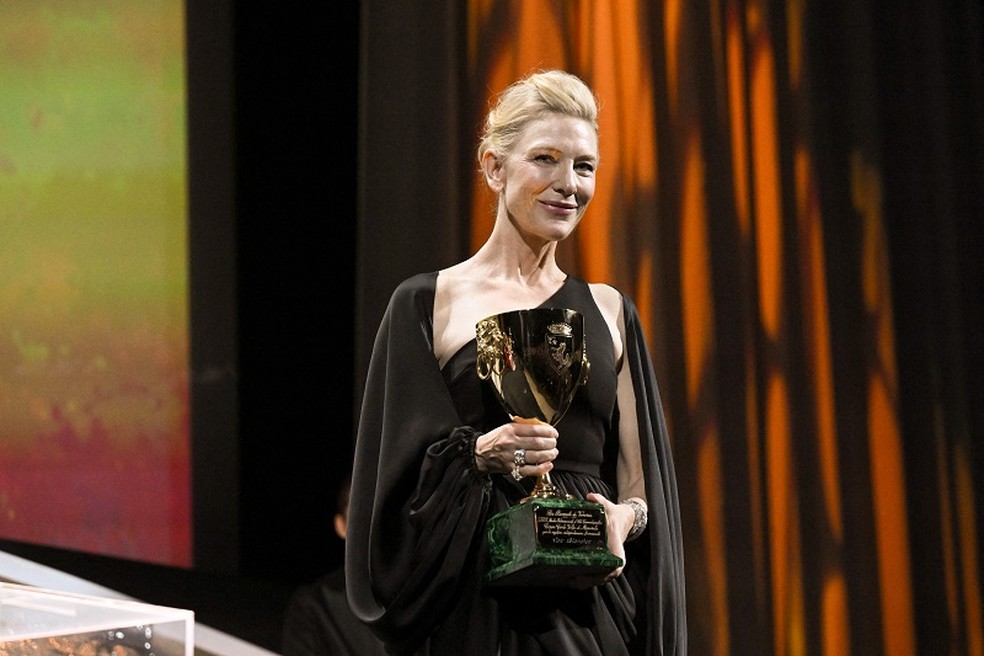 Cate Blanchett com a Coppa Volpi de Melhor Atriz do Festival de Veneza por seu papel no filme "Tár" — Foto: Tiziana FABI / AFP