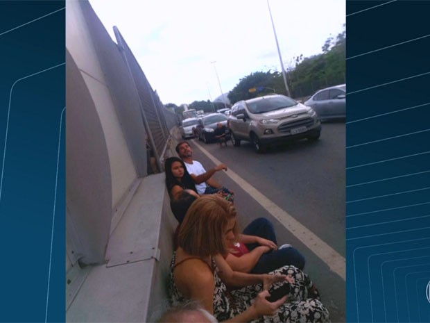 Motoristas e passageiros se protegem de tiroteio na Linha Amarela (Foto: Reprodução/TV Globo)
