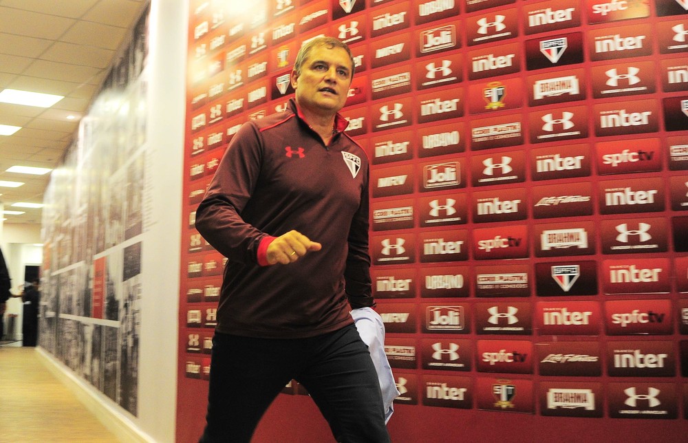 Técnico do SP diz que Tricolor projeta saídas e reforços; veja panorama do elenco