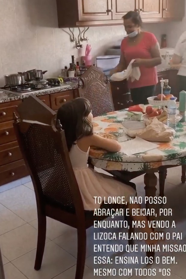 Luana Piovani mostra a filha fazendo oração (Foto: Reprodução/Instagram)
