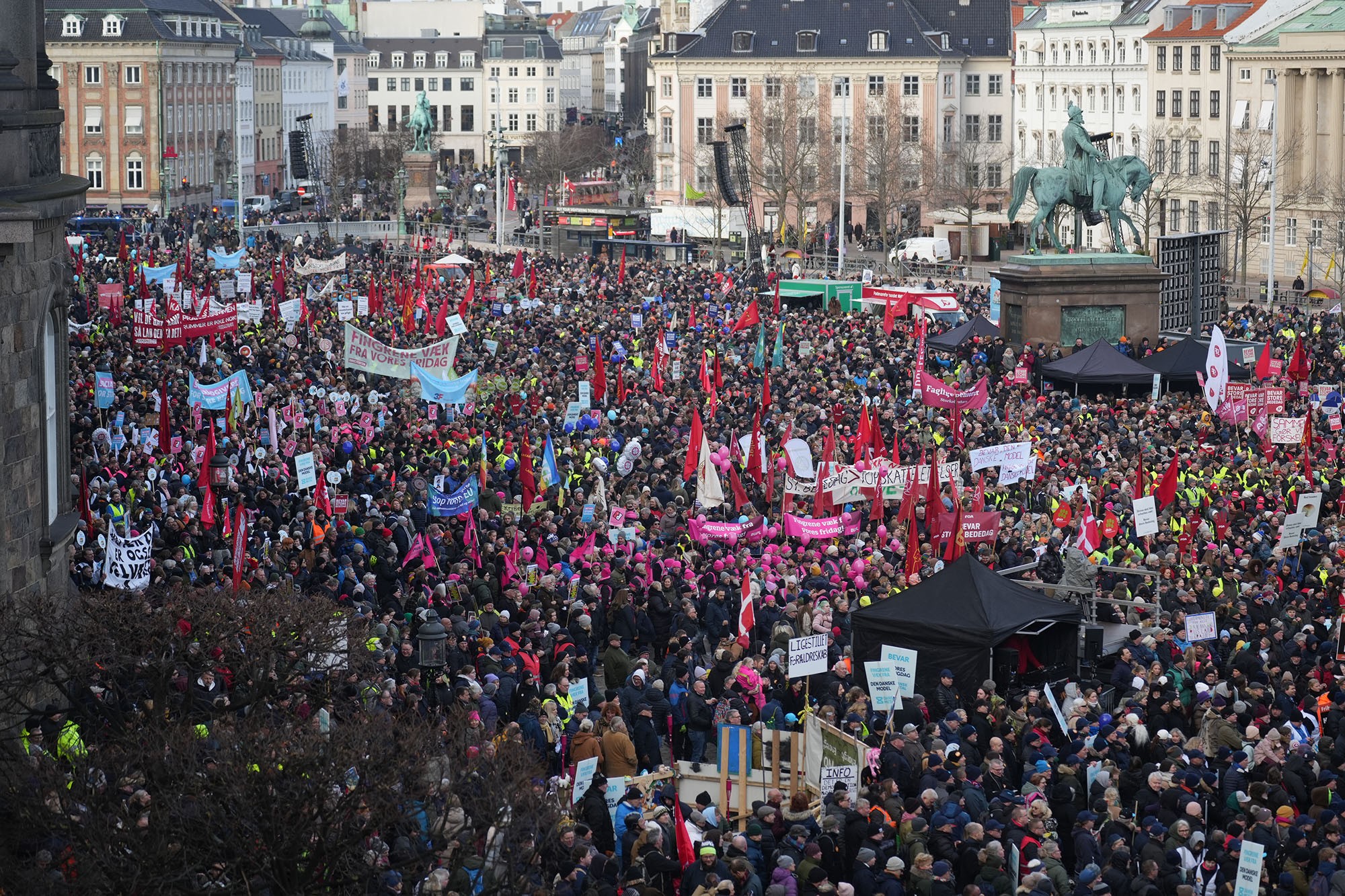 Multidão de dinamarqueses protesta nas ruas contra possível fim de feriado nacional