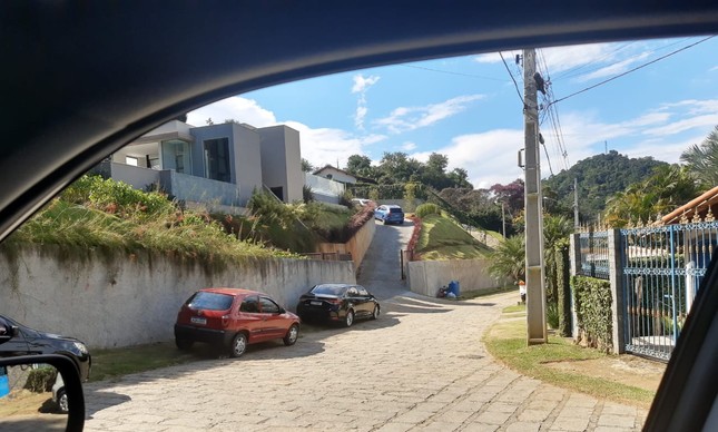Veja a quantidade de carros em frente da casa d\o governador em exercício do Rio, Cláudio Castro, que festeja seu aniversário desde ontem 