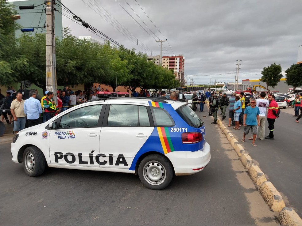 Crime aconteceu no semáforo no cruzamento entre as avenidas Integração e Honorato Viana  — Foto: Kris de Lima/ TV Grande Rio 