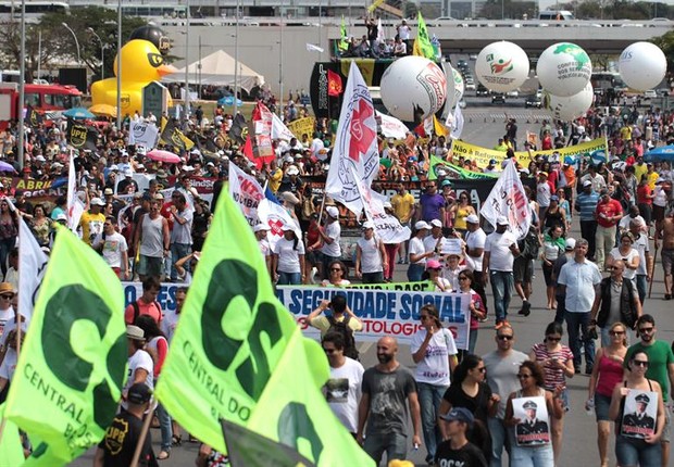 Manifestantes em Brasília durante a greve geral  (Foto: Joedson Alves/EFE)