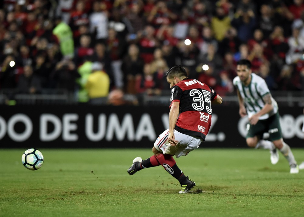  Flamengo e Palmeiras empatam jogo com quatro gols e pênalti defendido por Jailson