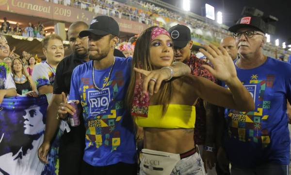 Anitta beijou o jogador de futebol Neymar em um camarote da Marquês de Sapucaí, em 2019