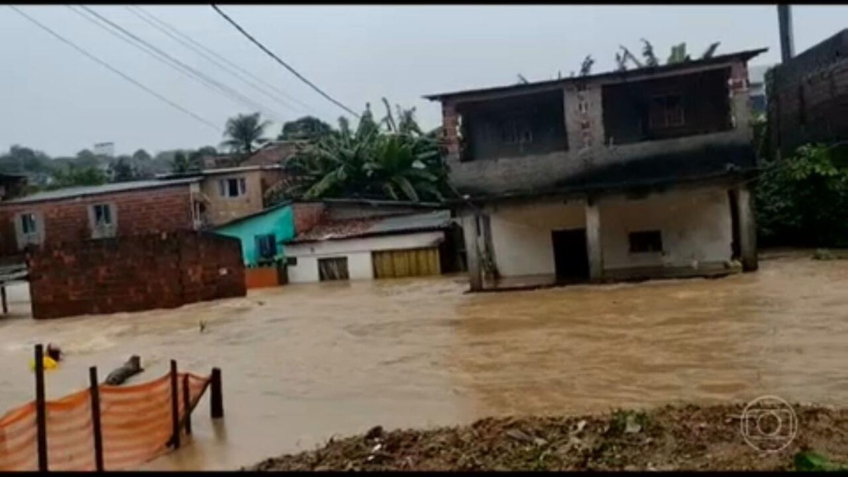 Chuva forte provoca deslizamentos e a morte de um homem em Pernambuco
