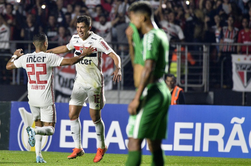 Everton e Vitor Bueno comemoram gol do São Paulo: dupla entrou no segundo tempo — Foto: Marcos Ribolli