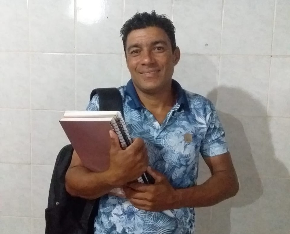 Antônio Alexandre dos Santos Souza, de 32 anos, alfabetizado durante a pandemia no DF — Foto: Arquivo pessoal