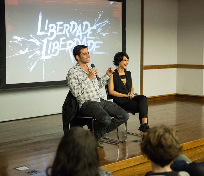 Vinícius Coimbra e Andreia Horta batem um papo descontraído com a imprensa sobre a nova novela das 11, 'Liberdade, Liberdade' (Foto: Felipe Monteiro / Gshow)