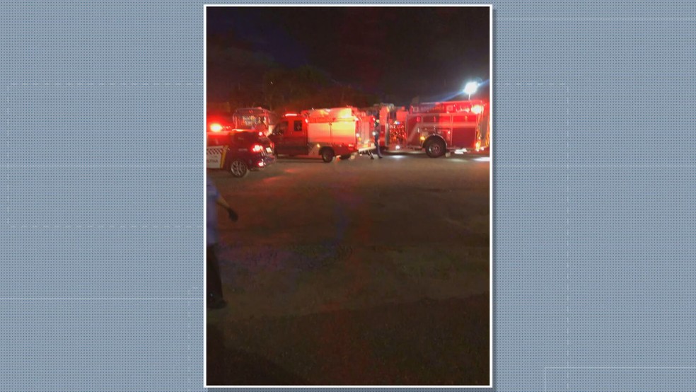 Incêndio atinge três ônibus em garagem no DF — Foto: Reprodução