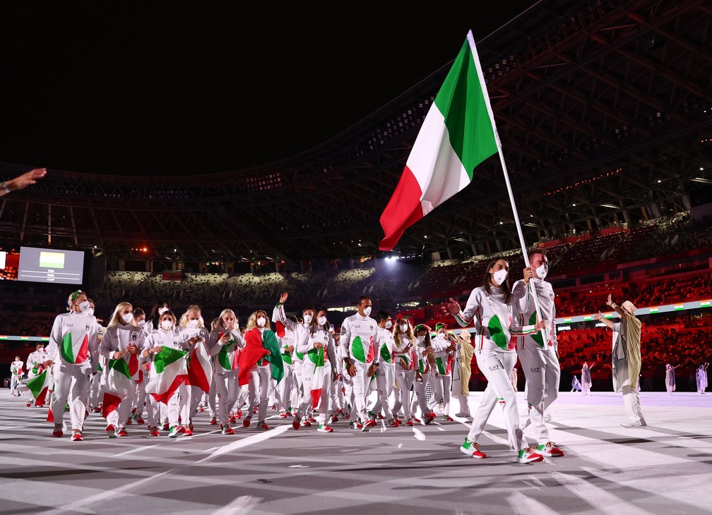  Jessica Rossi e Elia Viviani lideram parte da delegação da Itália durante a cerimônia de abertura dos Jogos Olímpicos de Tóquio, no Japão — Foto: Kai Pfaffenbach/Reuters