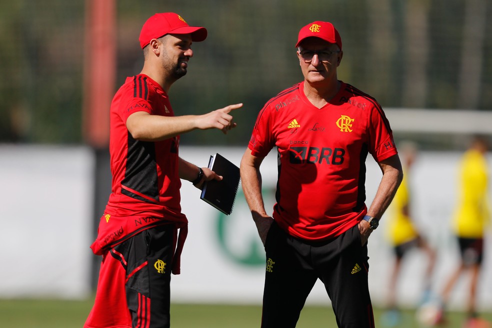 Dorival Júnior no treino do Flamengo no Ninho — Foto: Gilvan de Souza/Flamengo