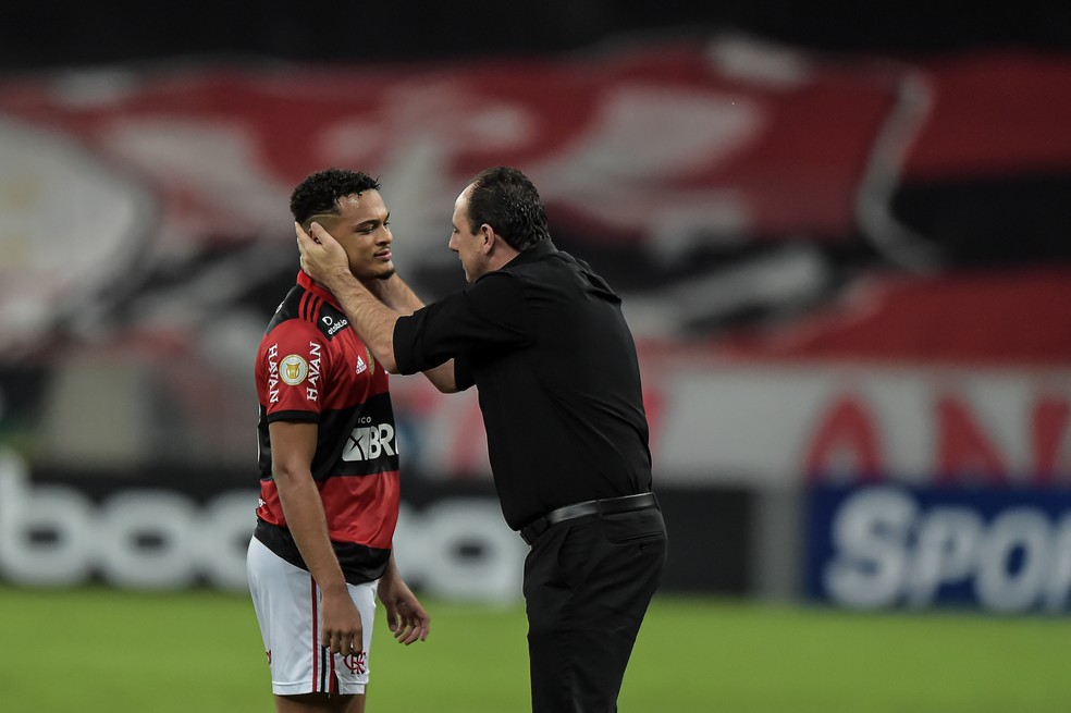 Rodrigo Muniz e Rogério Ceni em Flamengo x Bragantino — Foto: Thiago Ribeiro / Agif