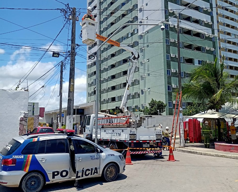 Equipes da Neoenergia e PM participaram de operação contra ligações clandestinas de energia, no Janga, em Paulista.. no Grande Recife  — Foto: Neoenergia/Divulgação 