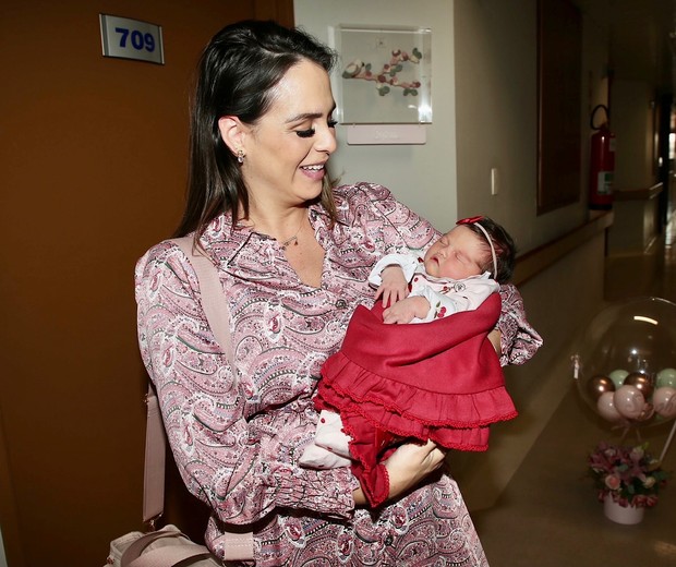 Rafael Longuine e Aline Lima com a filha, Sophia (Foto: Brazil News)