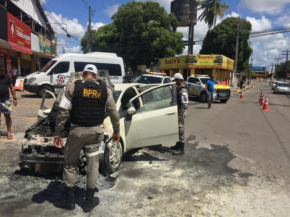 Veículo em chamas isolou trecho de avenida na capital alagoana — Foto: Divulgação/BPRv