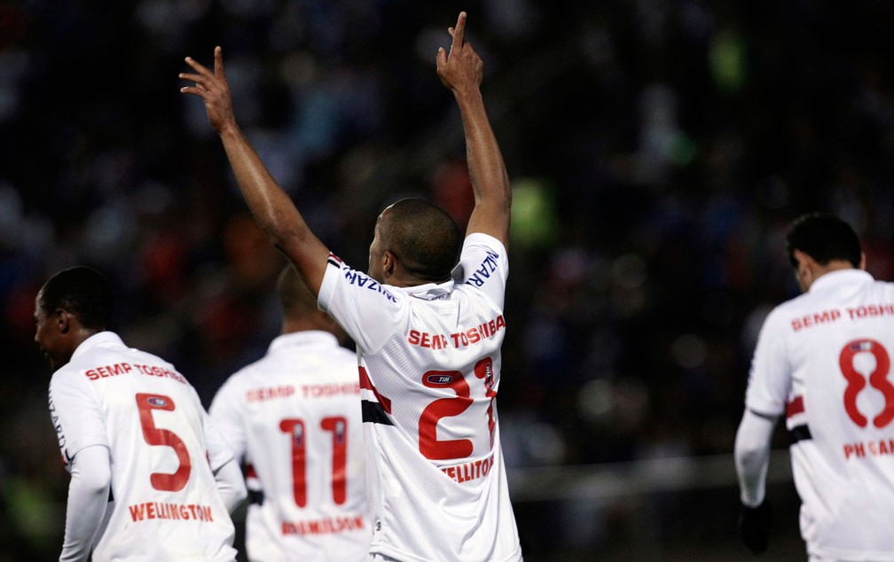 Welliton comeomra gol do São Paulo contra a Universidad Católica, em 2013 — Foto: AP 