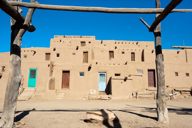 Bright colorful doors of ancient Taos Pueblo, NM (Foto: Getty Images/iStockphoto)