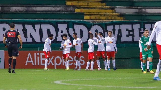 Jogadores do Bragantino comemoram o primeiro gol