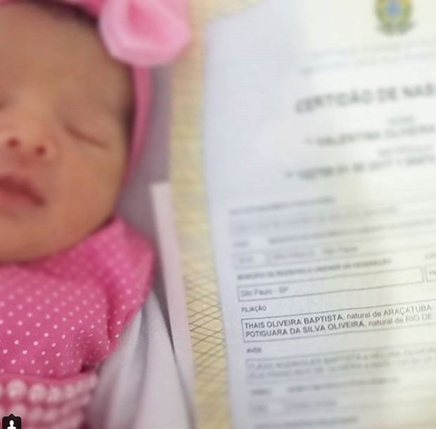 Valentina, filha de Nenem, e sua certidão de nascimento (Foto: Reprodução Instagram)