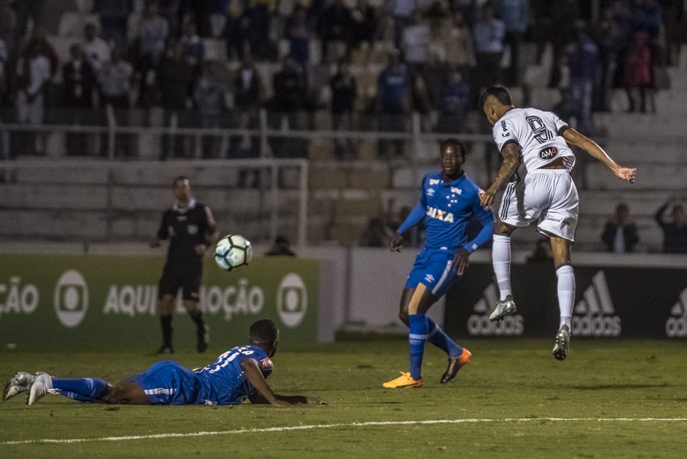 Cruzeiro poupa titulares, tem apagão e fica mais perto do Z-4 que do G-6