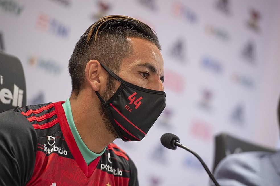 Isla em entrevista coletiva no Flamengo — Foto: Alexandre Vidal / CRF