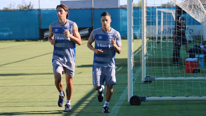 Maicon deve ficar mais dois jogos fora; Geromel e Beto voltam a correr