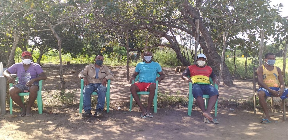 Moradores revezam barreira humana para evitar acesso em assentamento no Piauí — Foto: Arquivo Pessoal/Carmem Pereira