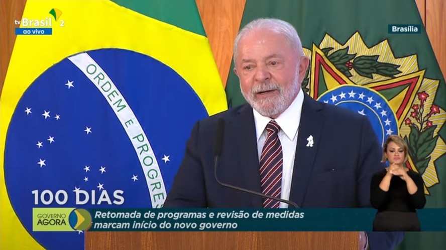 Lula na reunião que marca os primeiros cem dias de governo