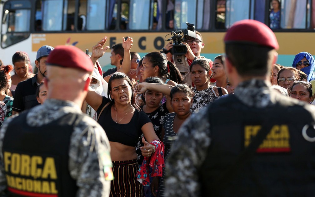 27 de maio - Familiares de presos aguardam notícias do lado de fora após massacre em presídio de Manaus. Em dois dias, 55 presidiários foram mortos como resultado de briga interna. Trata-se do mesmo local onde 56 pessoas foram mortas em rebelião ocorrida em janeiro de 2017 — Foto: Bruno Kelly/Reuters