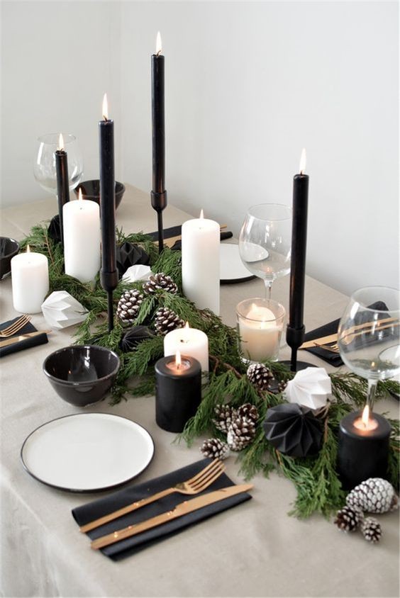 Nesta mesa de jantar, as pinhas aparecem complementando as velas (Foto: Reprodução/Pinterest)