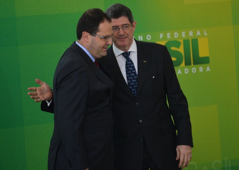 O novo ministro da Fazenda, Nelson Barbosa e o ex-ministro Joaquim Levy em solenidade de posse no Palácio do Planalto (Foto: José Cruz/Agência Brasil)