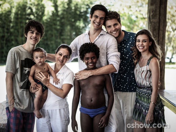 Niko e Félix vivem felizes ao lado Adriana, Fabrícia, Jayme, Jonathan e a namorada (Foto: Pedro Curi/TV Globo)