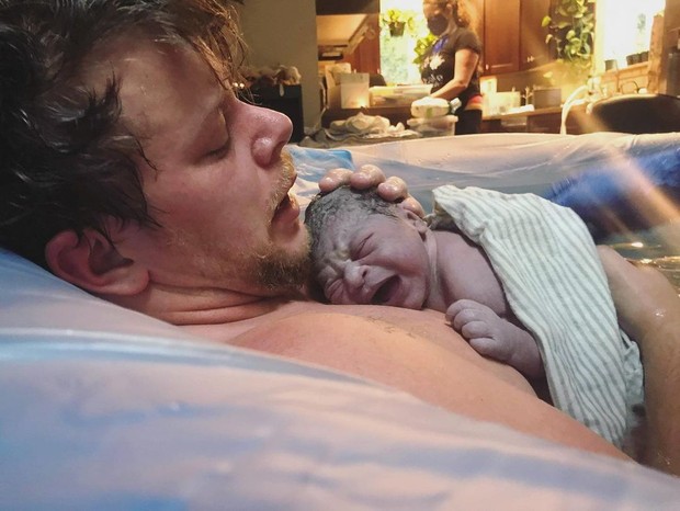 O influencer e pai trans Danny Wakefield, dá à luz (Foto:  Erin (Latterell) Burk)